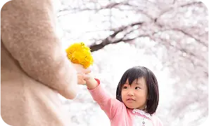 園児が誰かに花をあげている