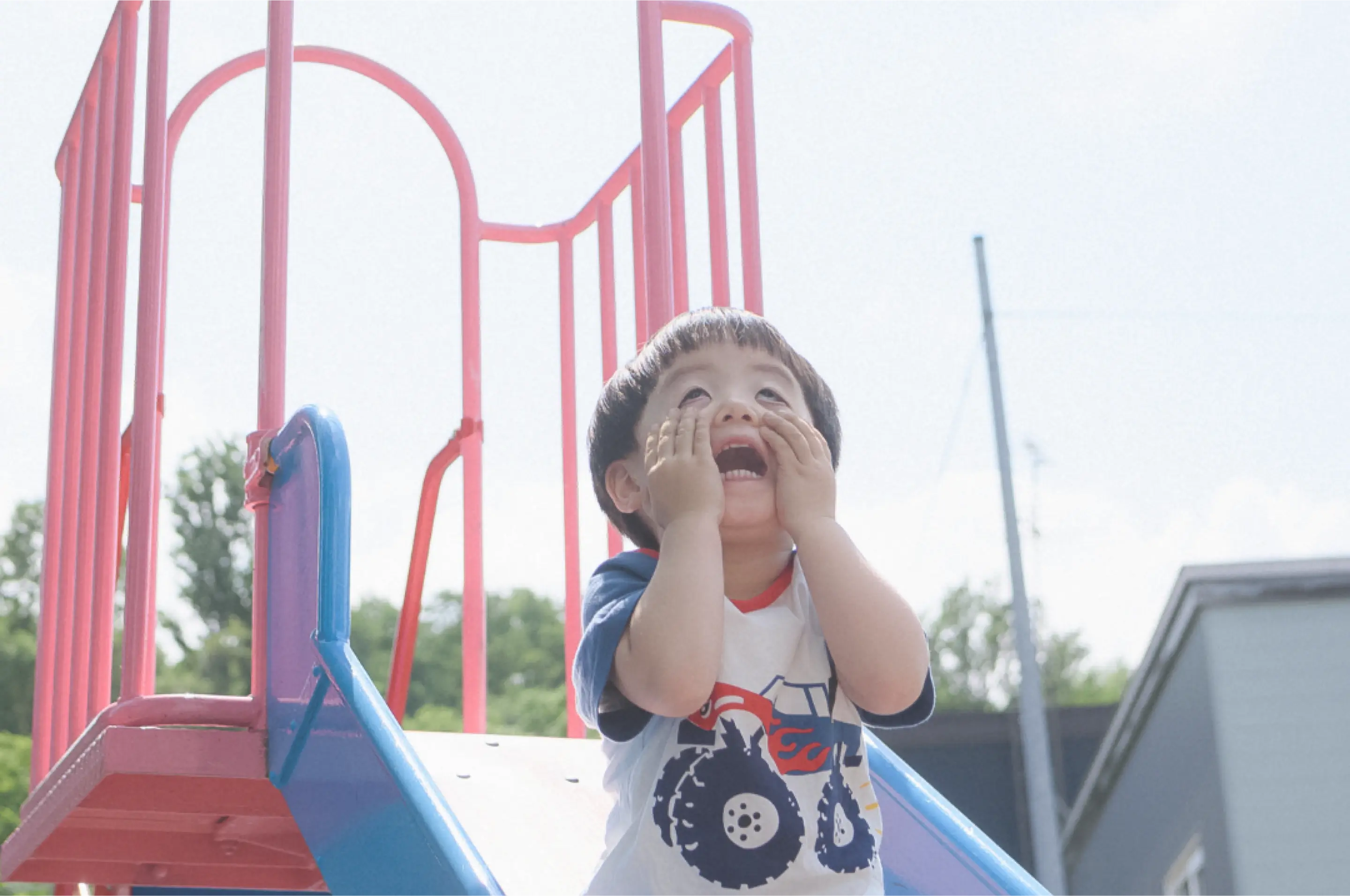 園児がすべりだいにのっている