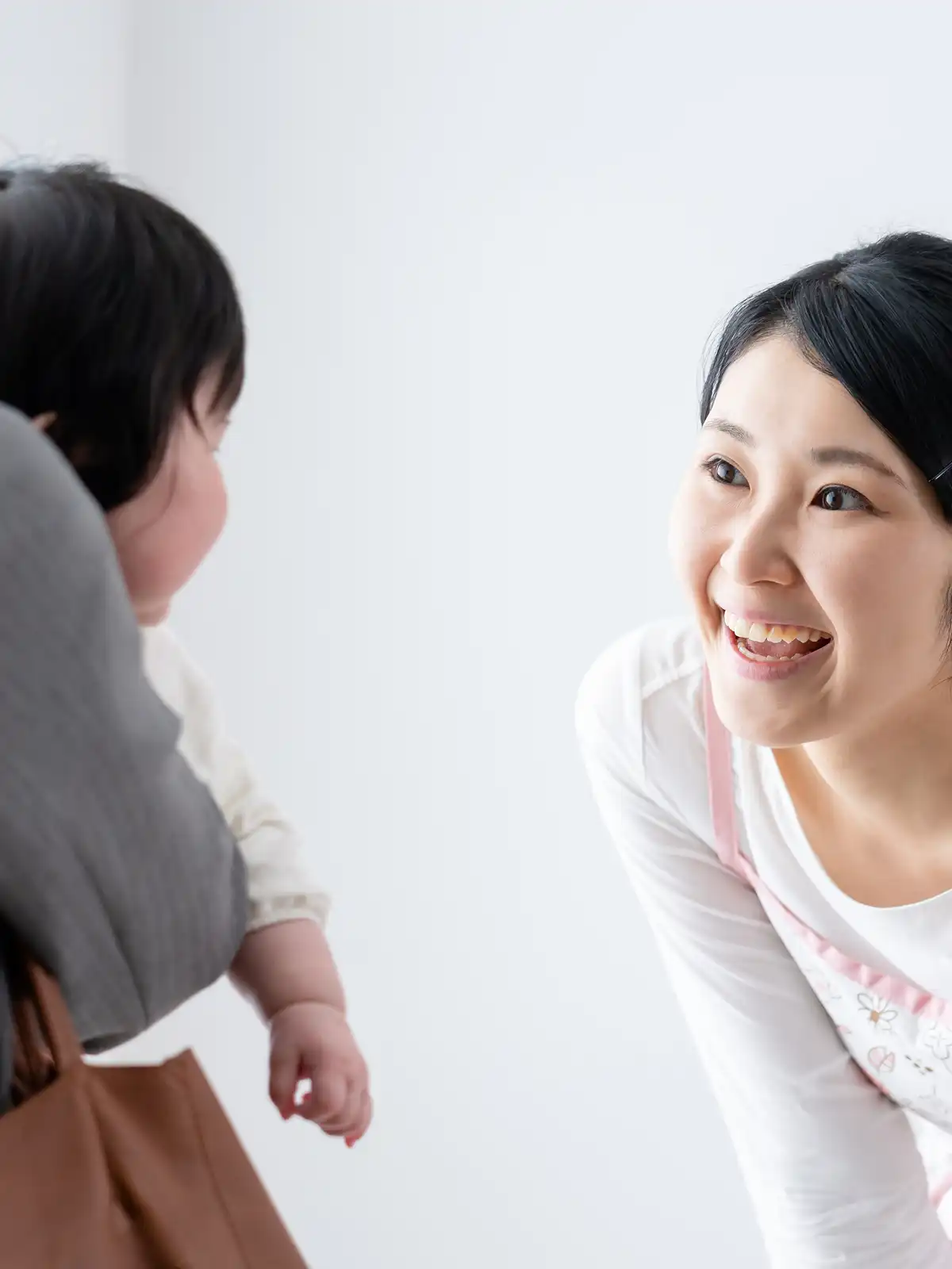 園児に笑顔で話しかける園長