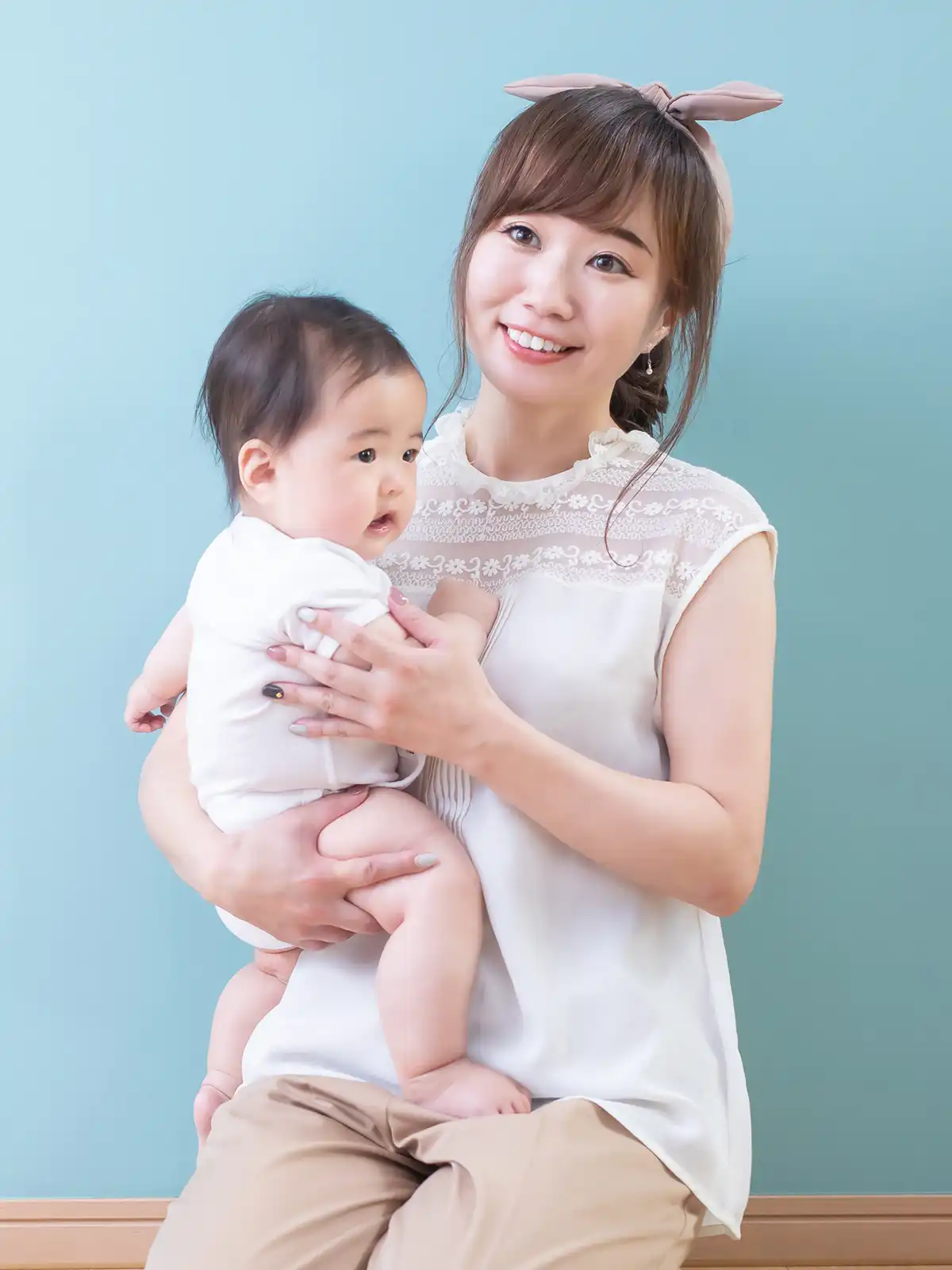 園児を抱っこする園長